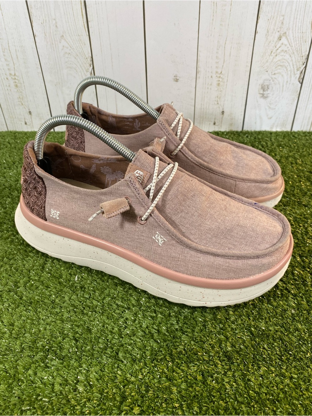 Hey Dude Wendy Peak Chambray Platform Shoes Women Size 10 Mauve Slip On Comfort - Picture 2 of 16